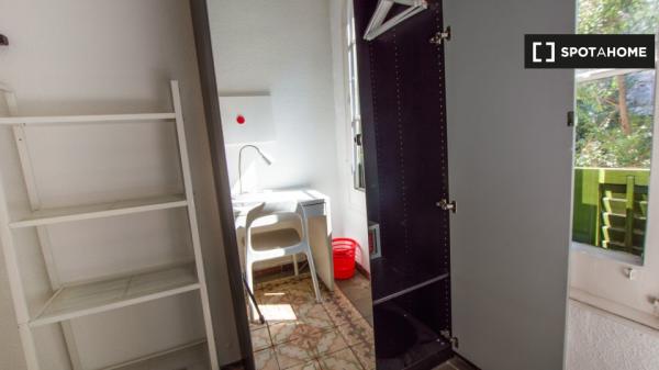 Se alquila habitación en piso de 4 dormitorios en Barcelona