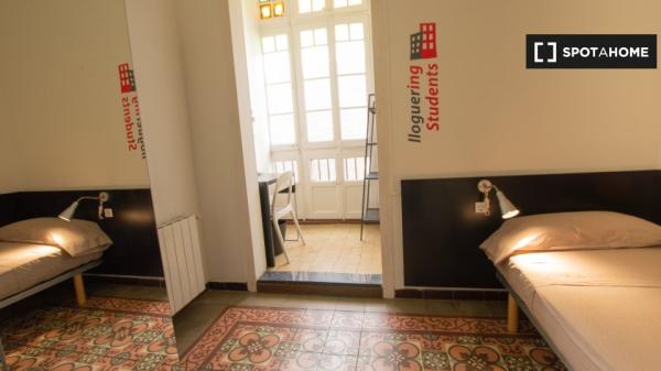 Se alquila habitación en piso de 4 dormitorios en Barcelona