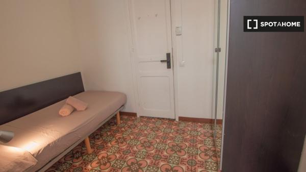 Se alquila habitación en piso de 4 dormitorios en Barcelona