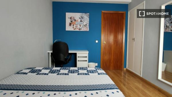 Habitación en apartamento de 6 dormitorios en Alcalá de Henares, Madrid.