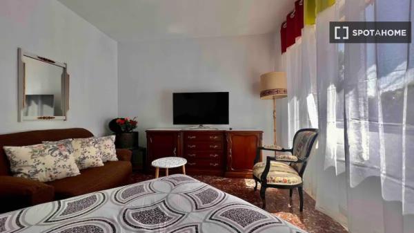 Se alquila habitación en piso de 7 dormitorios en Madrid