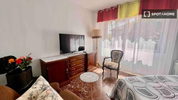 Se alquila habitación en piso de 7 dormitorios en Madrid