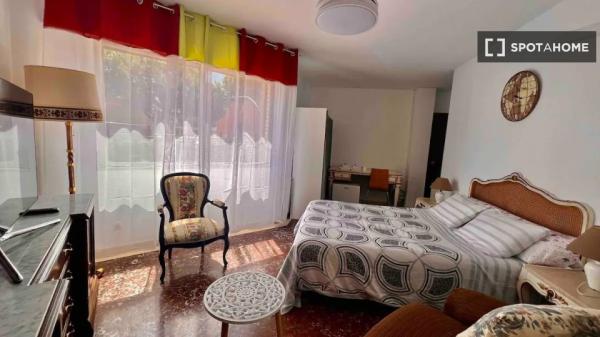 Se alquila habitación en piso de 7 dormitorios en Madrid