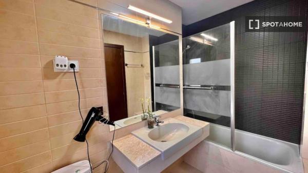 Se alquila habitación en piso de 7 dormitorios en Madrid