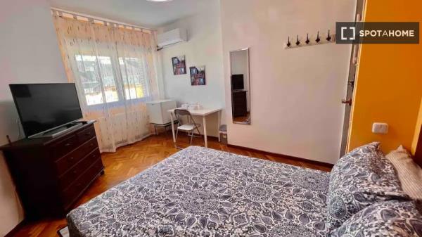 Se alquila habitación en piso de 7 dormitorios en Madrid