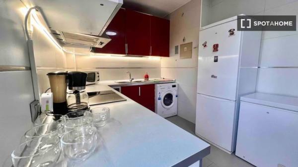 Se alquila habitación en piso de 7 dormitorios en Madrid