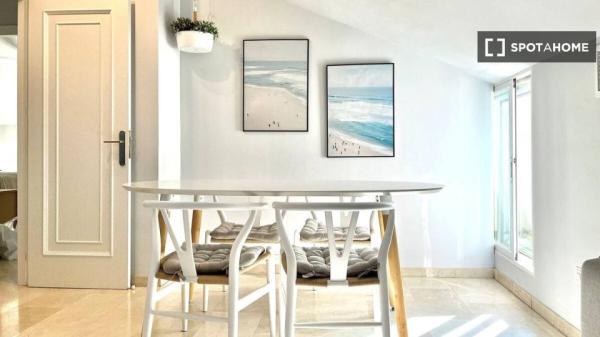 Apartamento de 2 dormitorios en alquiler en Marbella, Marbella