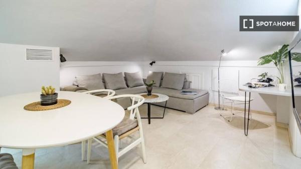 Apartamento de 2 dormitorios en alquiler en Marbella, Marbella