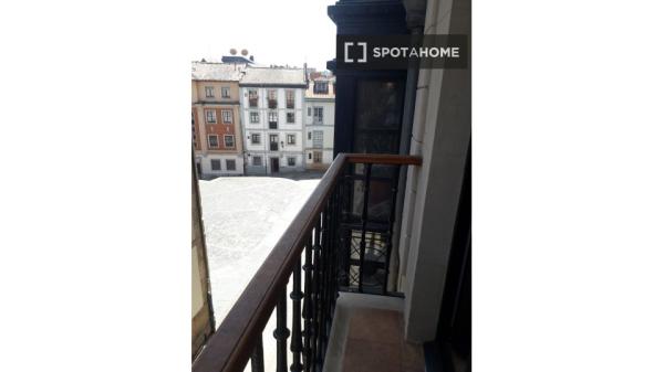 Room for rent in 10-bedroom apartment in Oviedo