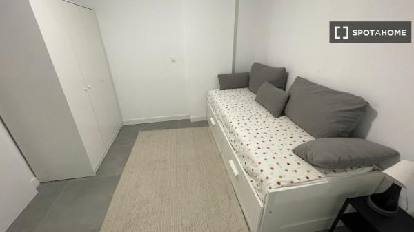 Apartamento de 2 dormitorios en alquiler en Raval Roig, Alicante