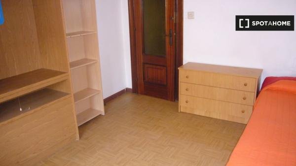 Zimmer zu vermieten in einer 3-Zimmer-Wohnung in Oviedo