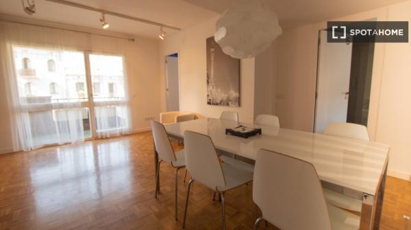 Se alquila habitación en piso de 5 habitaciones en Barcelona