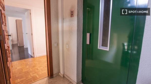 Se alquila habitación en piso de 5 habitaciones en Barcelona