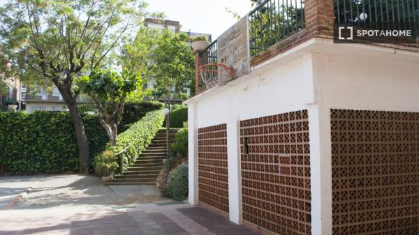 Se alquila habitación en piso de 5 habitaciones en Barcelona