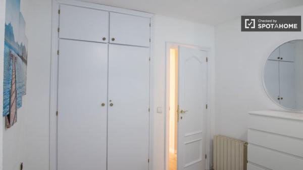 Se alquila habitación en piso de 4 dormitorios en Madrid