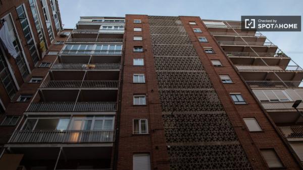 Se alquila habitación en piso de 4 dormitorios en Madrid