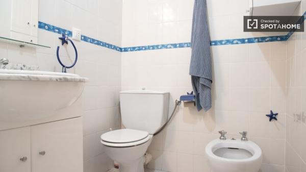 Room for rent in 4-bedroom apartment in Alcalá de Henares