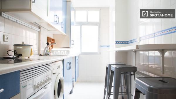 Chambre à louer dans un appartement de 4 chambres à Alcalá de Henares