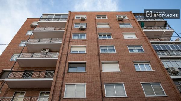 Chambre à louer dans un appartement de 4 chambres à Alcalá de Henares