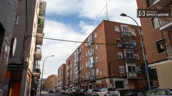 Chambre à louer dans un appartement de 4 chambres à Alcalá de Henares