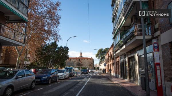 Se alquila habitación en piso de 4 habitaciones en Alcalá de Henares