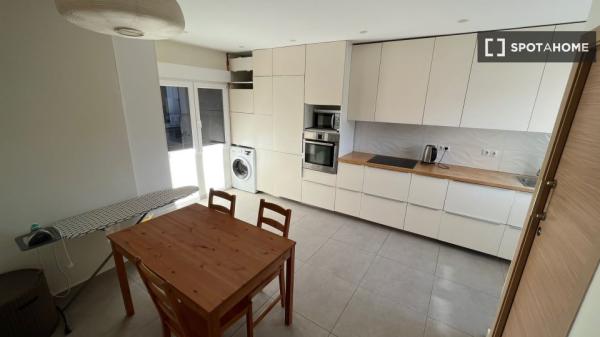 Room for rent in 4-bedroom apartment in Alcoi, Alacant