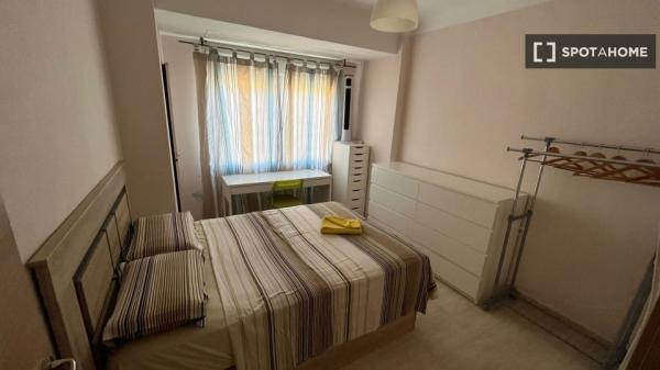 Room for rent in 4-bedroom apartment in Alcoi, Alacant