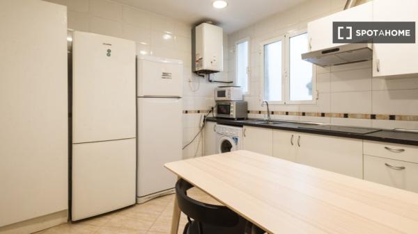 Se alquila habitación en piso de 7 dormitorios en Centro, Madrid