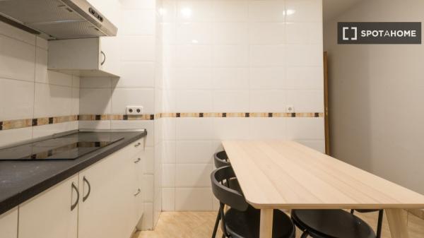 Se alquila habitación en piso de 7 dormitorios en Centro, Madrid