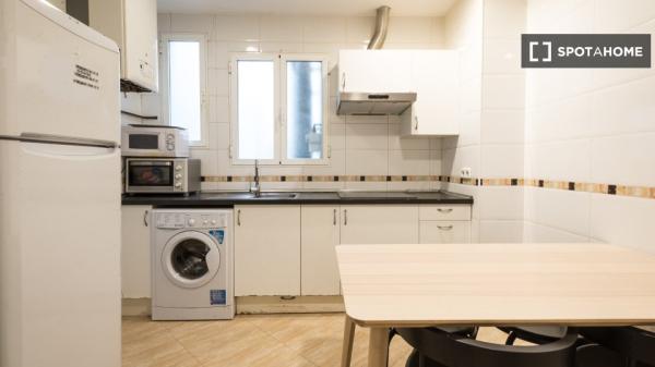 Se alquila habitación en piso de 7 dormitorios en Centro, Madrid