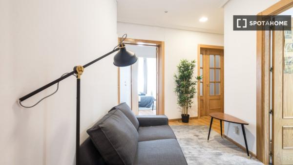 Se alquila habitación en piso de 7 dormitorios en Centro, Madrid