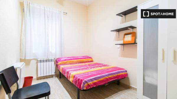 Se alquila habitación en piso de 7 dormitorios en Centro, Madrid