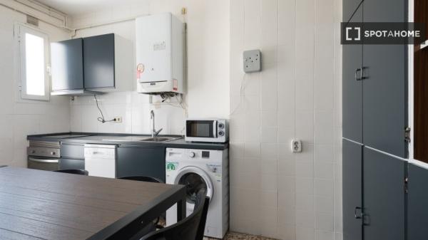 Se alquila habitación en piso compartido en Madrid