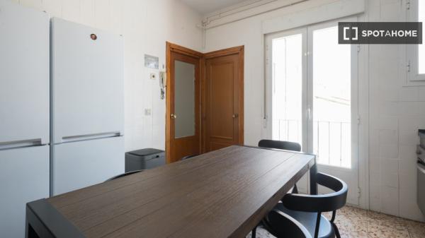 Se alquila habitación en piso compartido en Madrid