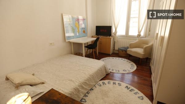 Zimmer zu vermieten in 5-Zimmer-Wohnung in Abando, Bilbao