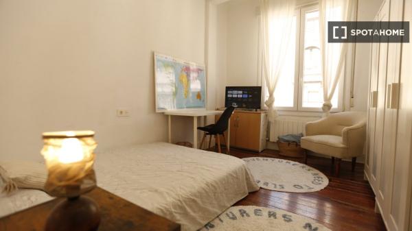 Chambre à louer dans un appartement de 5 chambres à Abando, Bilbao