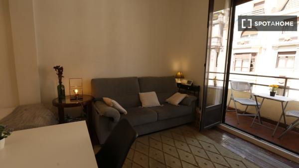 Room for rent in 5-bedroom apartment in Abando, Bilbao