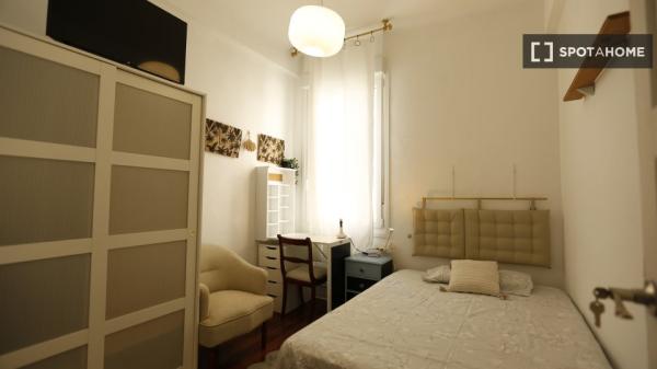 Chambre à louer dans un appartement de 5 chambres à Abando, Bilbao