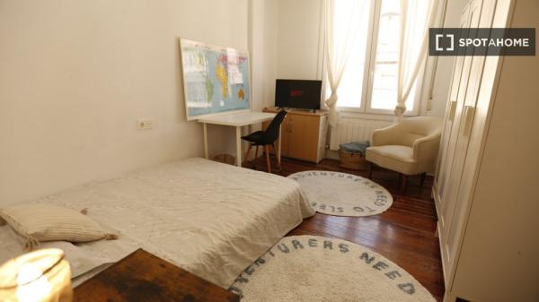 Aluga-se quarto em apartamento de 5 quartos em Abando, Bilbao