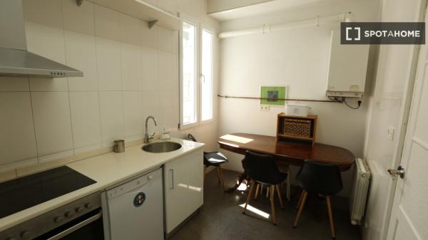 Aluga-se quarto em apartamento de 5 quartos em Abando, Bilbao