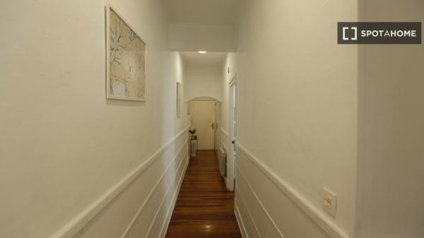 Room for rent in 5-bedroom apartment in Abando, Bilbao