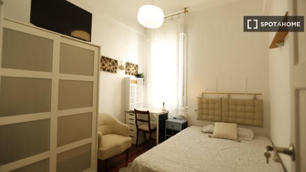 Stanza in affitto in appartamento con 5 camere da letto ad Abando, Bilbao