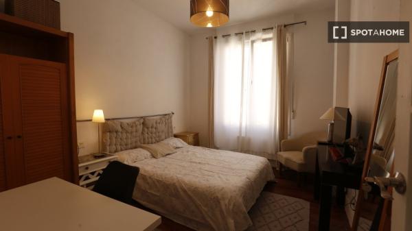 Stanza in affitto in appartamento con 5 camere da letto ad Abando, Bilbao