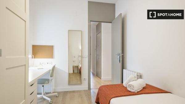 Se alquilan habitaciones en apartamento de 6 dormitorios en Barcelona