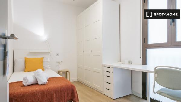 Se alquilan habitaciones en apartamento de 6 dormitorios en Barcelona