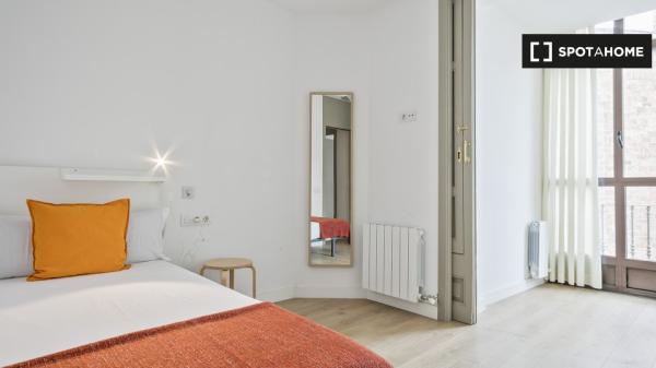 Se alquilan habitaciones en apartamento de 6 dormitorios en Barcelona