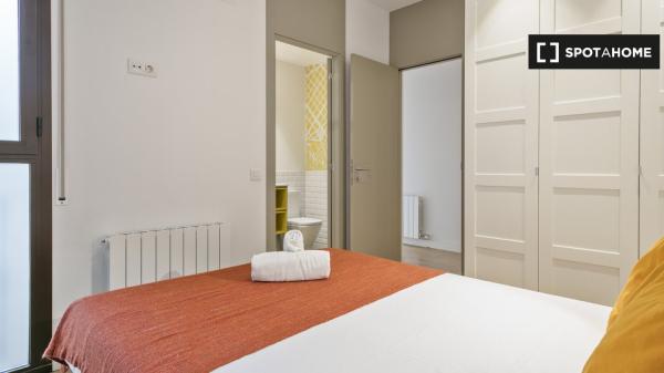 Se alquilan habitaciones en apartamento de 6 dormitorios en Barcelona