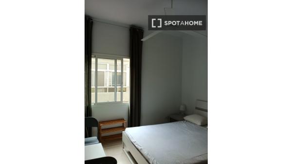 Chambre à louer dans un appartement de 5 chambres