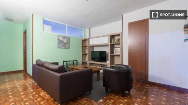 Room for rent in 5-bedroom apartment in Madrid