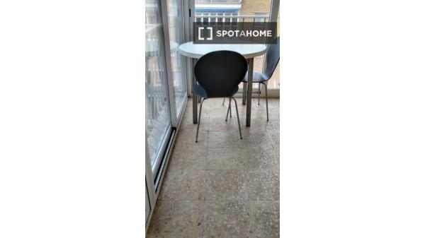 Room for rent in 5-bedroom apartment in Madrid